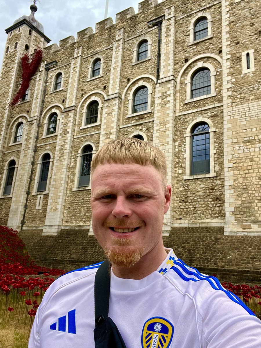 CansfieldT's tweet image. Always representing LUFC
