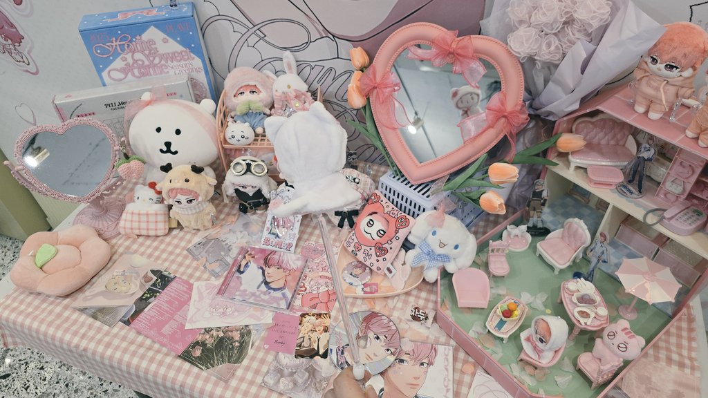 들어가서 빈 테이블을 보는 순간 작은 등신대에 꽂혀서 일행한테 저기 앉아요!했어요ㅋㅋㅋㅋ
비가 와서 힘들었은데 쾌적하게 쉬다갔습니당ㅎㅎ
#캔디캔디밤비 
#CandyCandyBamby