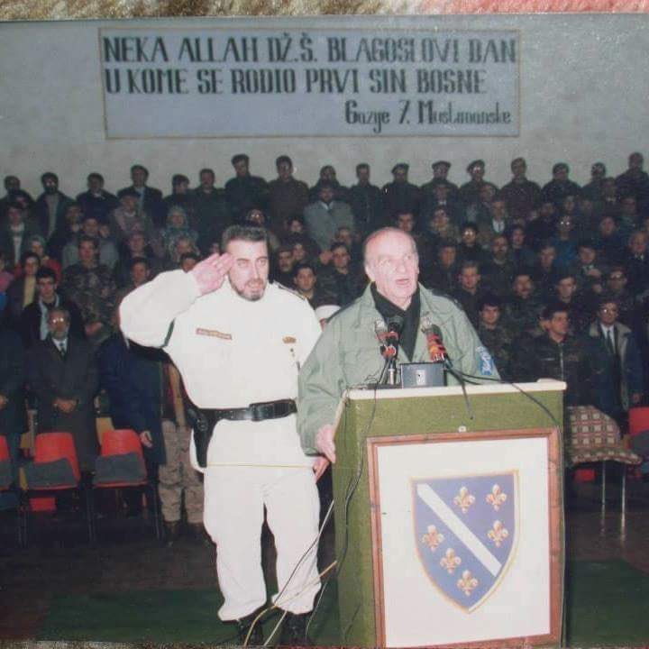 zeynepduyqu's tweet photo. Silahsa silah, derviş yeleğiyse derviş yeleği cinsinden bir Müslümandı Şeyh Halil Brzina.. Bosna’nın efsane komutanlarındandı.. göçmüş Rabbim rahmetiyle muamele etsin.. https://t.co/Uw2Xm0FQN4