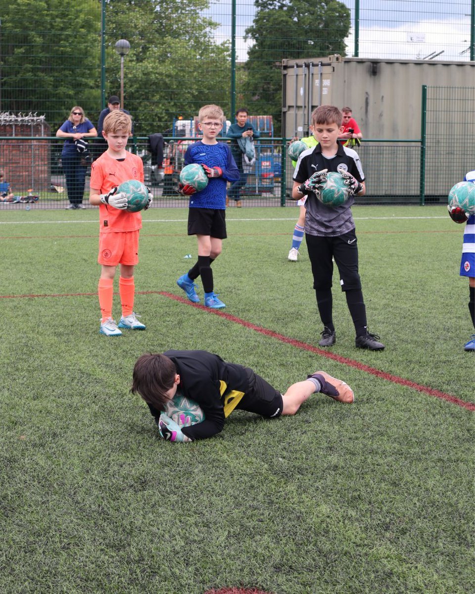 RFCCommunity's tweet image. Want to practice your footballing and goalkeeping skills over the Summer Holidays? 

Book yourself onto the summer camps 🔗…ng-fc-community-trust.classforkids.io/camps🔗 

Do you think Leigh enjoys it more than the children?

#readingfccommunitytrust | #readingfc | #holidaycamps | #footballcamps |…