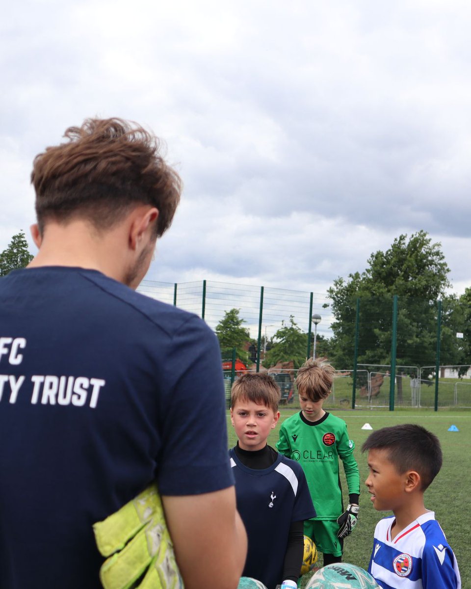 RFCCommunity's tweet image. Want to practice your footballing and goalkeeping skills over the Summer Holidays? 

Book yourself onto the summer camps 🔗…ng-fc-community-trust.classforkids.io/camps🔗 

Do you think Leigh enjoys it more than the children?

#readingfccommunitytrust | #readingfc | #holidaycamps | #footballcamps |…