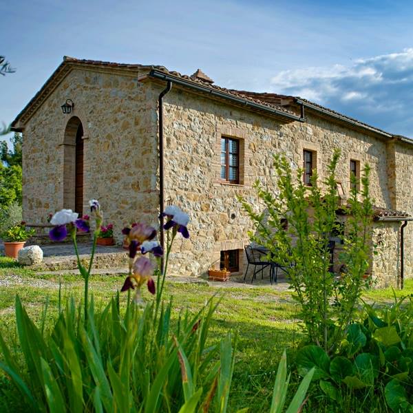 Escape to #Valdorcia! Enjoy a 2-night stay for two at a #farmhouse and #relax amidst stunning nature, explore Bagni San Filippo &amp; Bagno Vignoni, and bring your small pet if you wanr! Book your #Tuscangetaway! bit.ly/farmhouse_vald…
