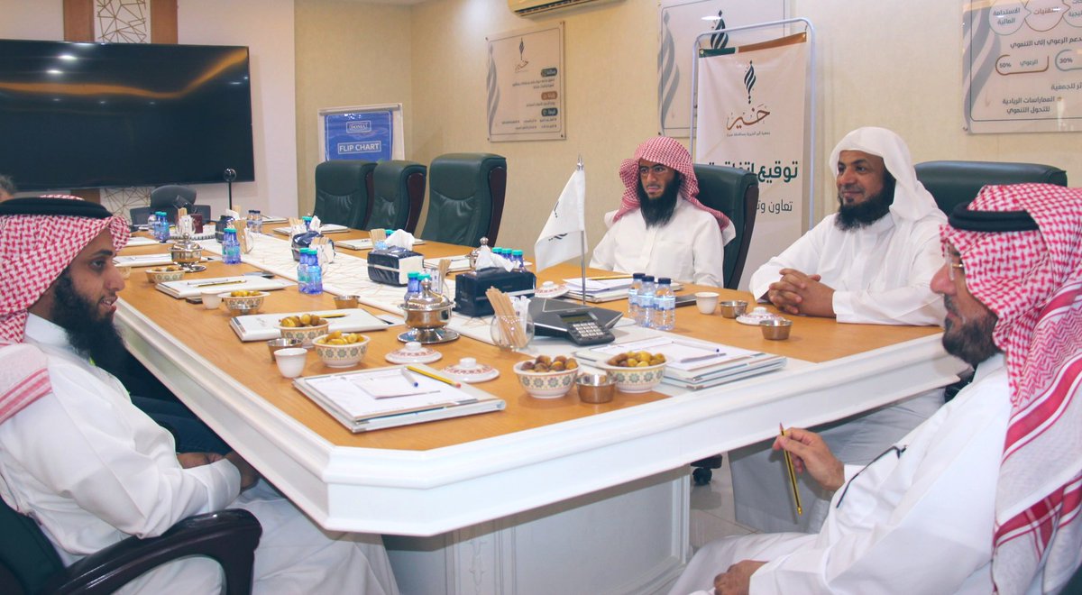 سعدت جمعية البر بـ #عنيزة باستضافة شركائها في العمل الخيري جمعية مأوى ويمثلها مدير العمليات م. هاشم محمد 
ومدير المشاريع بجمعية بنيان الخيرية النسائية للإسكان م. أحمد  الحماد  ووفد مرافق من الجمعيتين، وذلك بهدف متابعة مشاريع تمليك مستفيدي جمعية البر وحدات سكنية، وقدم المدير