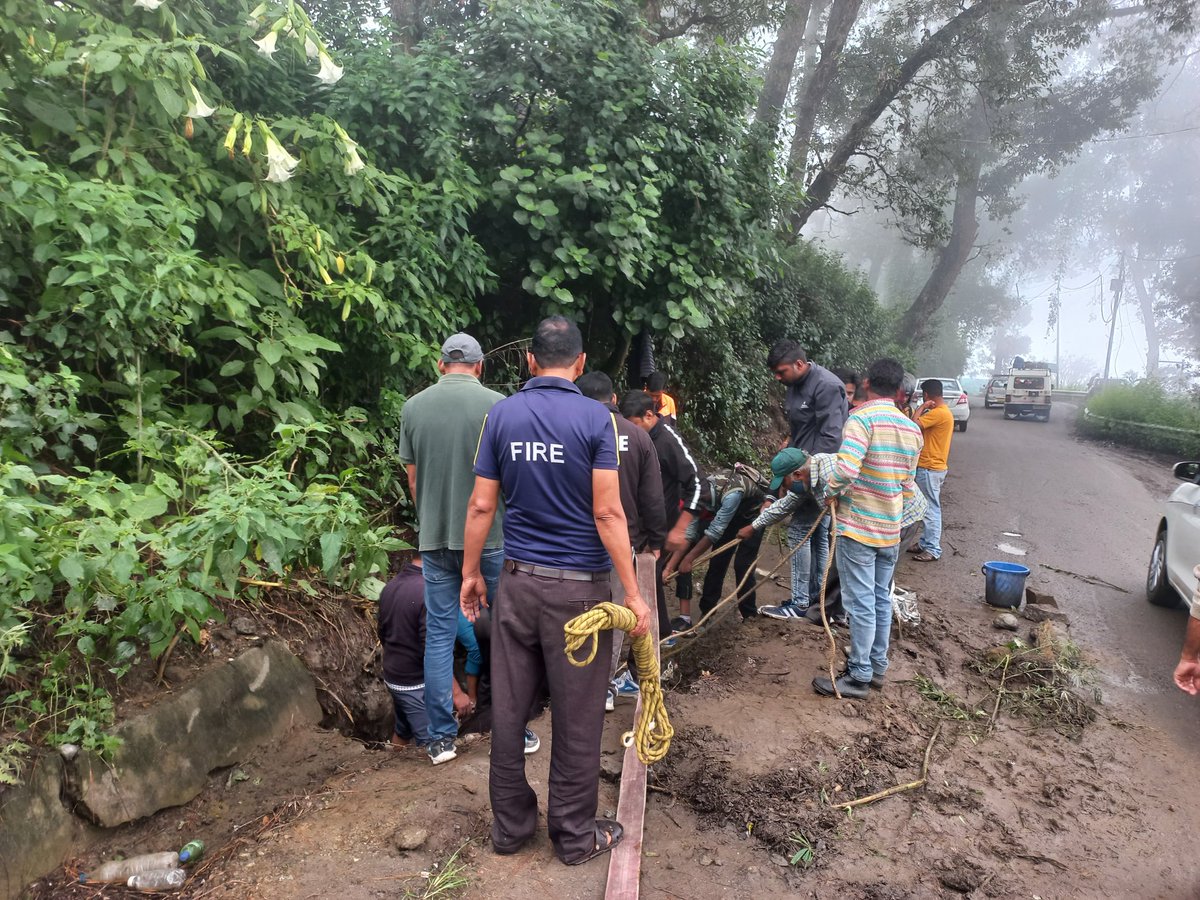 ड्यूटी के साथ में गौ सेवा भी <a href="/almorapolice/">Almora Police Uttarakhand</a>
फायर सर्विस यूनिट रानीखेत ने स्थानीय लोगों की सहयोग से सड़क किनारे नाले में गिरी गाय को रस्से से बांधकर बाहर निकाला गया। तत्पश्चात् पशु चिकित्सक को बुलाकर उपचार कराया 
<a href="/uttarakhandcops/">Uttarakhand Police</a> <a href="/UKFireServices/">Fire Service Uttarakhand Police</a>