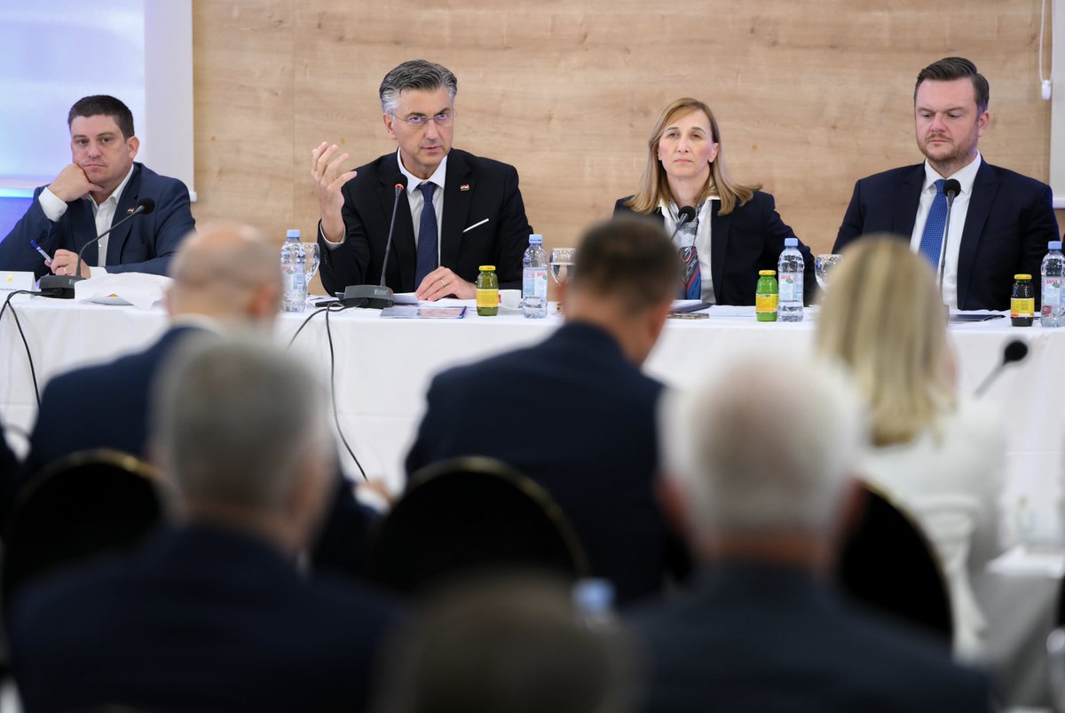 VladaRH's tweet image. Uz novi #VFO, danas ćemo raspraviti i ostale ključne teme:
1⃣Nove prilike za Slavoniju, Baranju i Srijem – ulaganja za održivi razvoj
2⃣Ulaganja u poljoprivredu
3⃣Ulaganja u vodno gospodarstvo i gospodarenje komunalnim otpadom
4⃣Socijalna politika – ulaganja na području SBS.