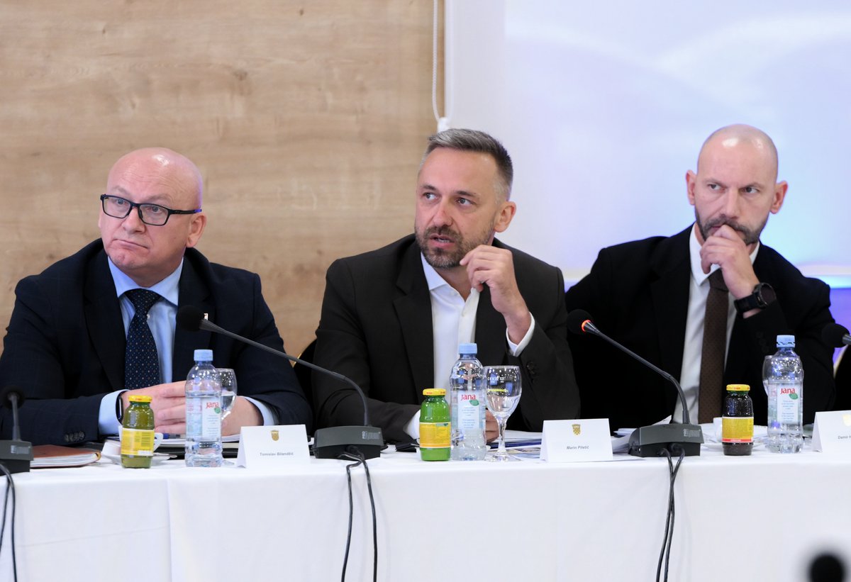 VladaRH's tweet image. Uz novi #VFO, danas ćemo raspraviti i ostale ključne teme:
1⃣Nove prilike za Slavoniju, Baranju i Srijem – ulaganja za održivi razvoj
2⃣Ulaganja u poljoprivredu
3⃣Ulaganja u vodno gospodarstvo i gospodarenje komunalnim otpadom
4⃣Socijalna politika – ulaganja na području SBS.