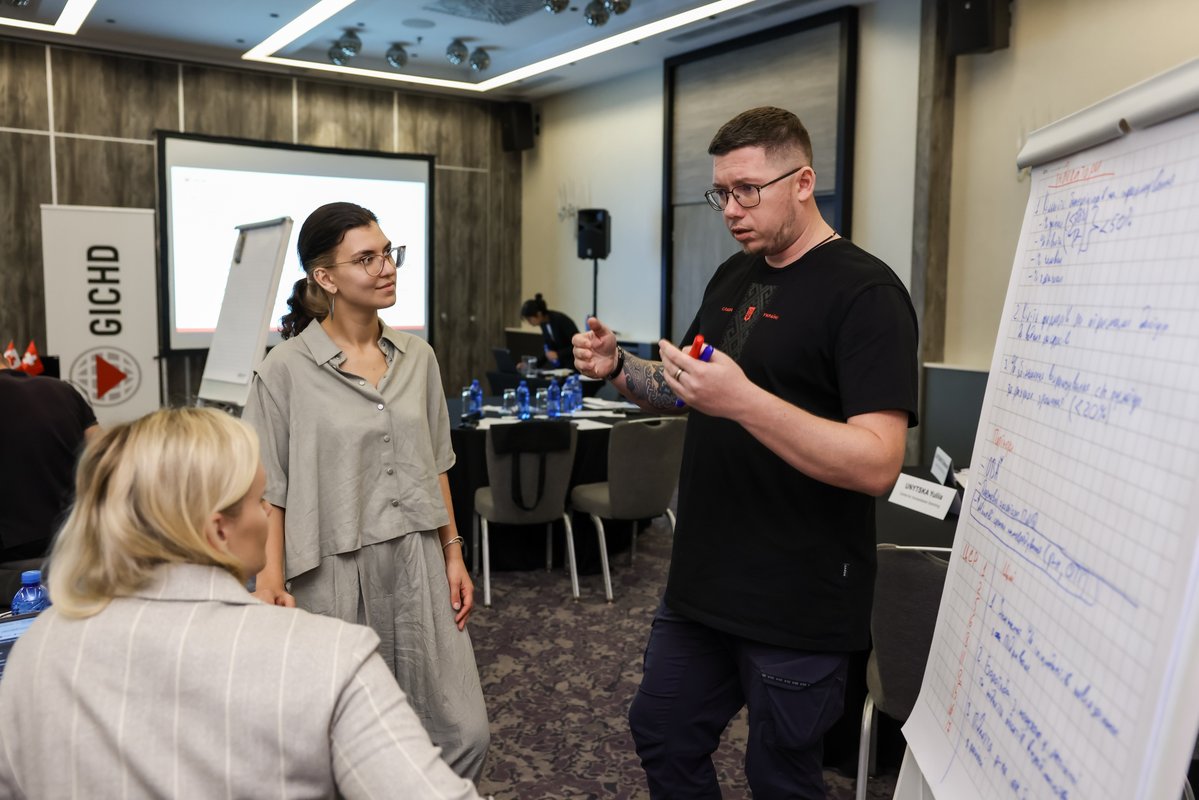 theGICHD's tweet image. #Ukraine🇺🇦: in Kyiv, mine action &amp;amp; development experts joined our training on &apos;Linking Mine Action &amp;amp; Global Agendas&apos; to explore how mine action supports the #2030Agenda, food security, &amp;amp; recovery. With support from @SwissMFA &amp;amp; @CanadaFP. Interested?➡️link.gichd.org/SDGTraining