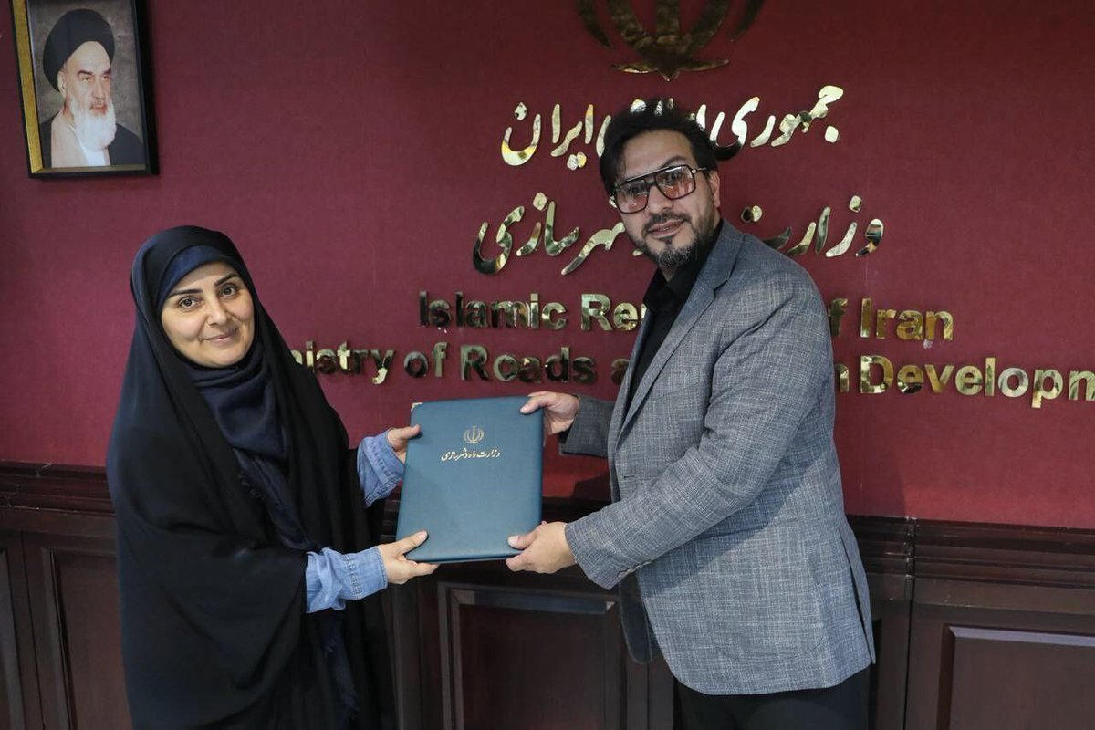 شاکرنژاد، قاری قرآن و‌ عضو فعال ستاد جلیلی مشاور وزیر راه شد.
قرآن بزنه به کمرت! :)))))