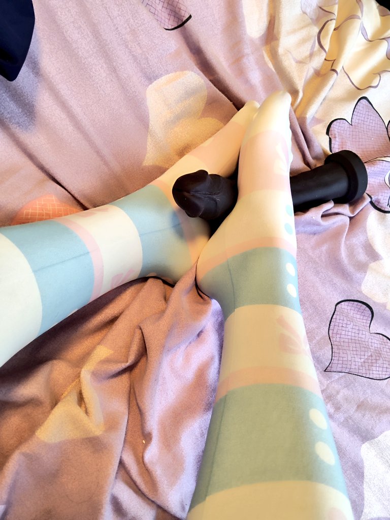 一个合格的媚黑男娘

-为了勾引黑爹穿的像个小女孩
-看到鸡吧就觉得很好吃
-永远觉得男爹的鸡吧越大越好，自己的阴蒂越小越好
-不喜欢任何只有女性的黄片，看到黑爹在做爱就马上硬
-无脑媚黑
#伪娘
#媚黑男娘 
#媚黑