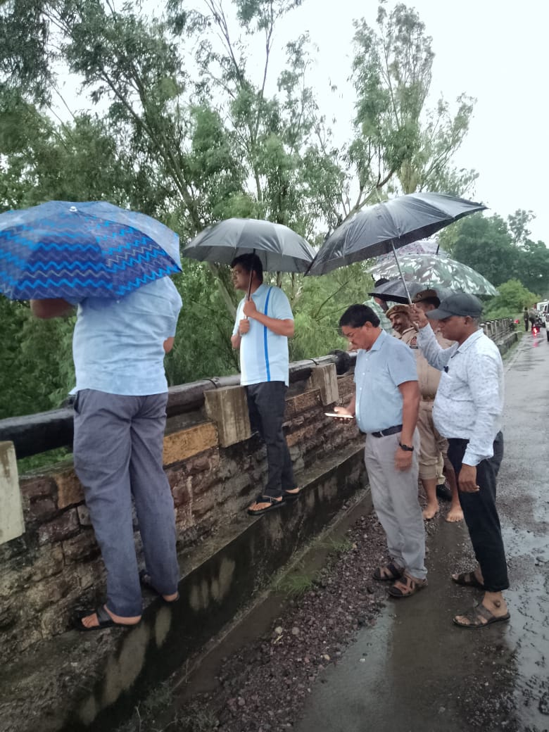 ओहन बांध में अत्यधिक पानी भर जाने के दृष्टिगत #बांध का निरीक्षण किया गया। उक्त बांध के खोले जाने से प्रभावित होने वाले ग्रामों के आम-नागरिकों को सतर्क रहने के लिए भी कहा गया।
#चित्रकूट #UPCM #chitrakootdham #chitrakoot