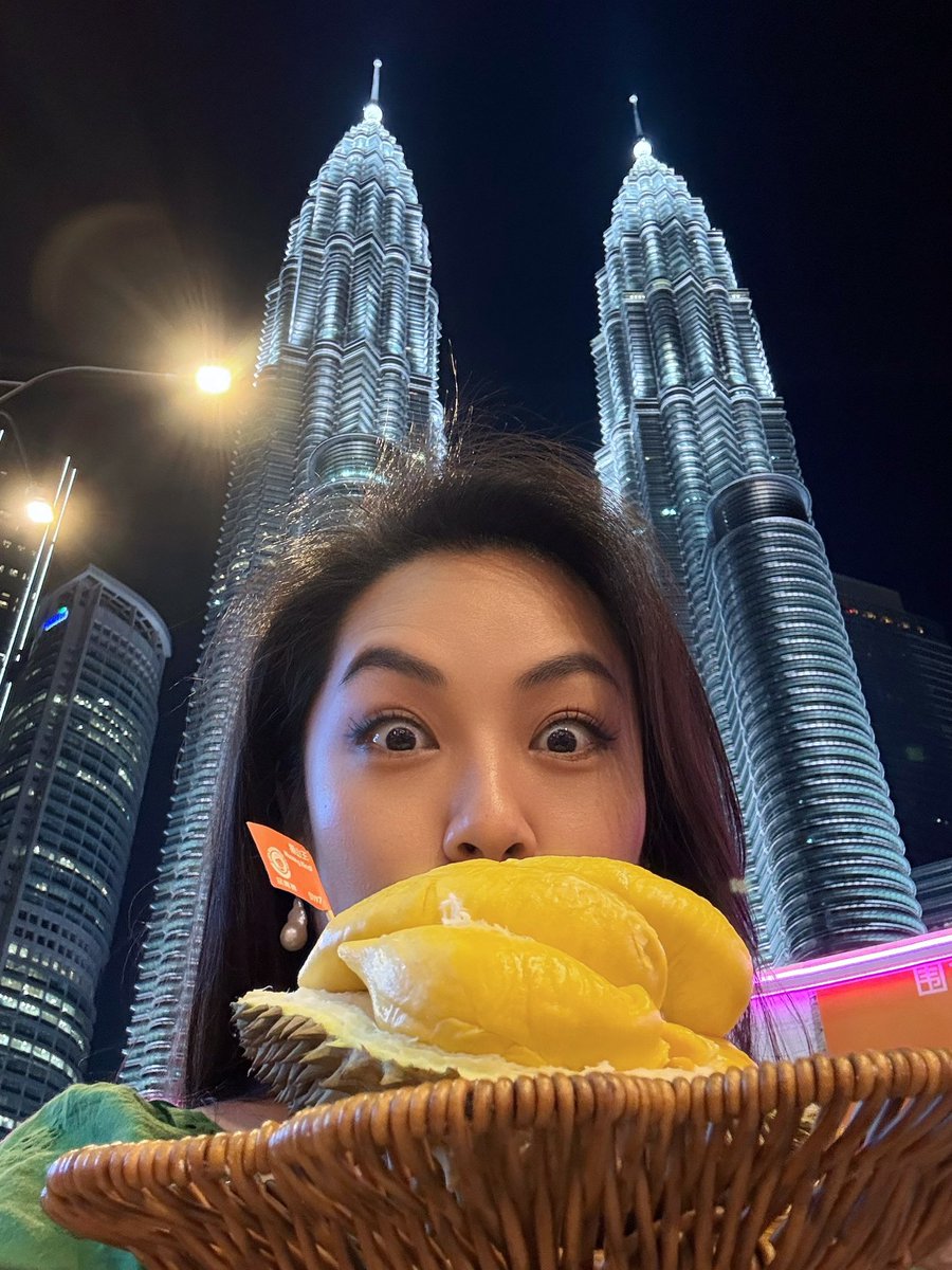 Jingjing_Li's tweet image. 🇨🇳China-🇲🇾Malaysia mutual visa-free travel begins today!🎉
(This is the selfie I took in KL in April! Missing all the durians!😋)
1️⃣Under the China-Malaysia Agreement on Mutual Visa Exemption, Malaysian and Chinese passport holders may enter, exit, or transit through each…