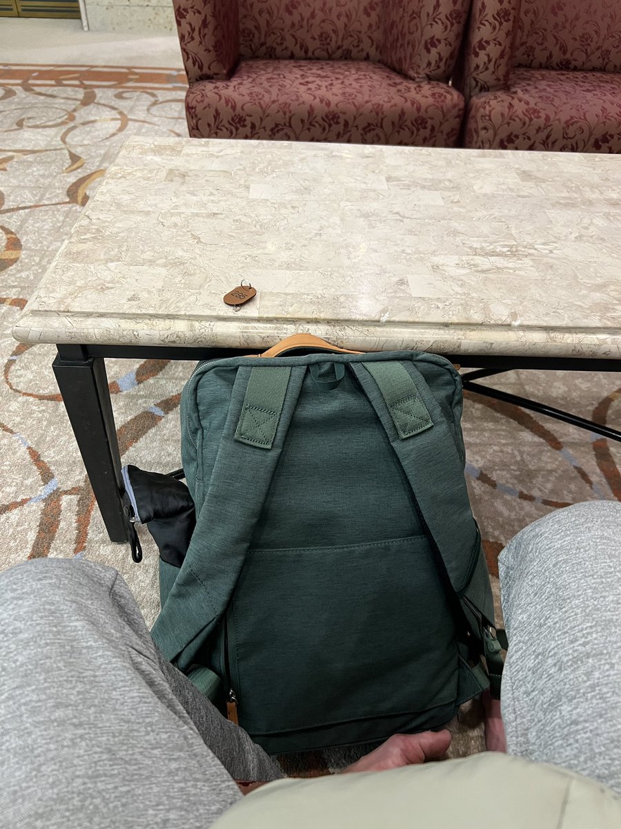 yuya_programing's tweet image. バリに行く前泊で、博多おりんす

大雨で電車が、1時間来ないところからスタートし、
博多でホテルの予約ミスってて1時間待っているという

良い旅のスタートです！
ハチャメチャ〜が〜押〜し寄〜せ〜て〜くる〜