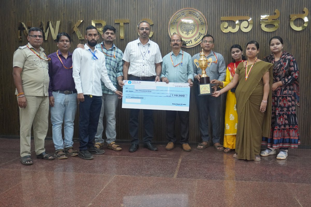 ಇಂದು ವಾಕರಸಾ ಸಂಸ್ಥೆ, ಕೇಂದ್ರ ಕಛೇರಿ ಹುಬ್ಬಳ್ಳಿಯಲ್ಲಿ ಮುಖ್ಯ ಕಾನೂನು ಅಧಿಕಾರಿಯರಾದ (ಪ್ರಭಾರಿ) ಶ್ರೀ ಎಮ್‌ ಸುನೀಲ ಇವರಿಗೆ #2025 ನೇ ಸಾಲಿನ #ಜೂನ್ ಮಾಹೆಯಲ್ಲಿ ಅತ್ಯುತ್ತಮ ಕಾರ್ಯ ನಿರ್ವಹಣೆಗಾಗಿ ಅವರ ಸೇವೆಯನ್ನು ಗುರುತಿಸಿ ಅತ್ಯುತ್ತಮ ಇಲಾಖೆ ಮುಖ್ಯಸ್ಥರೆಂದು ಪ್ರಶಂಸಿಸಿ ನಗದು ಪುರಸ್ಕಾರ, ಟ್ರೋಫಿ ನೀಡಿ ಪುರಸ್ಕರಿಸಲಾಯಿತು.