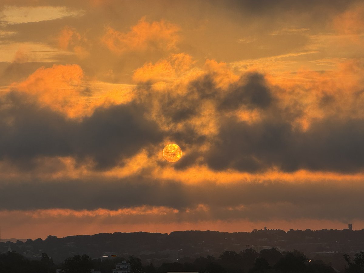 StewartVerdery's tweet image. Beautiful skies to start off a Thursday in the #DMV @capitalweather @MatthewCappucci @StormHour @ThePhotoHour @dcstormchaser @PoPville