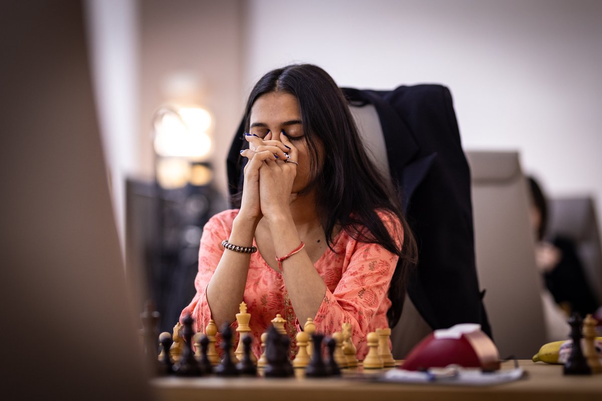 nikchess's tweet image. महिला विश्व कप 2025: दिव्या देशमुख की शानदार जीत
✍️ @devanshsinghhhh @FIDE_chess #Divyadeshmukh @ChessbaseIndia @ChessbaseHindi #HindiNews
जॉर्जिया के बातुमी शहर में चल रहे महिला विश्व कप के चौथे राउंड का पहला मुक़ाबला भारतीय खिलाड़ियों के लिए शानदार रहा। भारत की अंतरराष्ट्रीय…