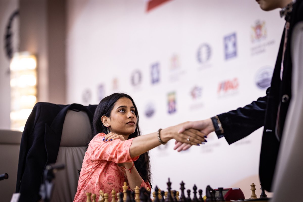 nikchess's tweet image. महिला विश्व कप 2025: दिव्या देशमुख की शानदार जीत
✍️ @devanshsinghhhh @FIDE_chess #Divyadeshmukh @ChessbaseIndia @ChessbaseHindi #HindiNews
जॉर्जिया के बातुमी शहर में चल रहे महिला विश्व कप के चौथे राउंड का पहला मुक़ाबला भारतीय खिलाड़ियों के लिए शानदार रहा। भारत की अंतरराष्ट्रीय…