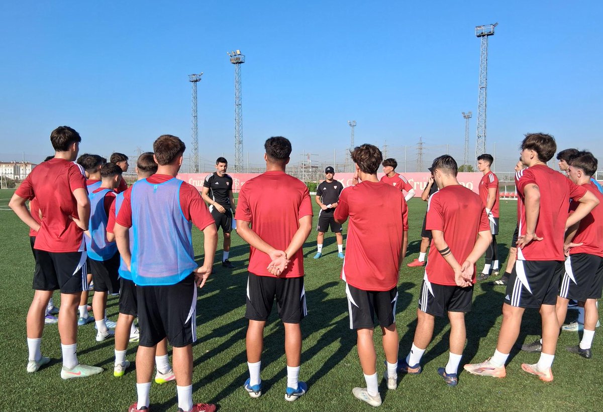 ℹ️ Arranca la pretemporada del #SevillaFCJuvA a las órdenes de Álex Martín. 💪⚽️⚪️🔴

Consulta la información ➡️ sevillafc.es/actualidad/not…

#CanteraSevillaFC