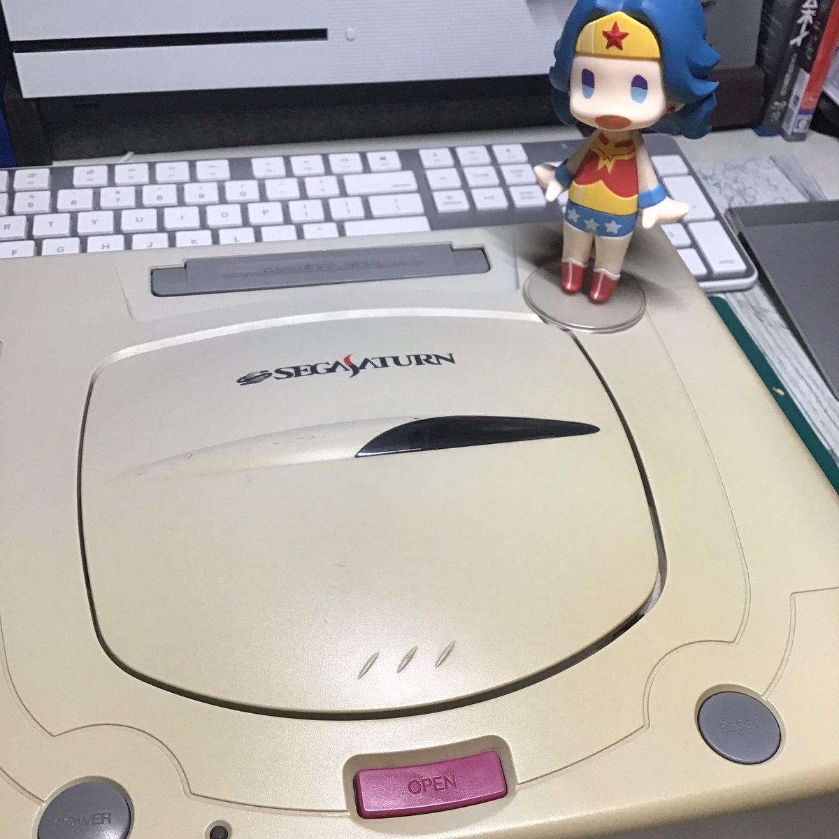 heidon's tweet image. Bonyeer in line work 半分日に焼けたセガサターン もう何年も起動してなかったけど電源入れたら起動してゲームもできた。まだ遊べる!