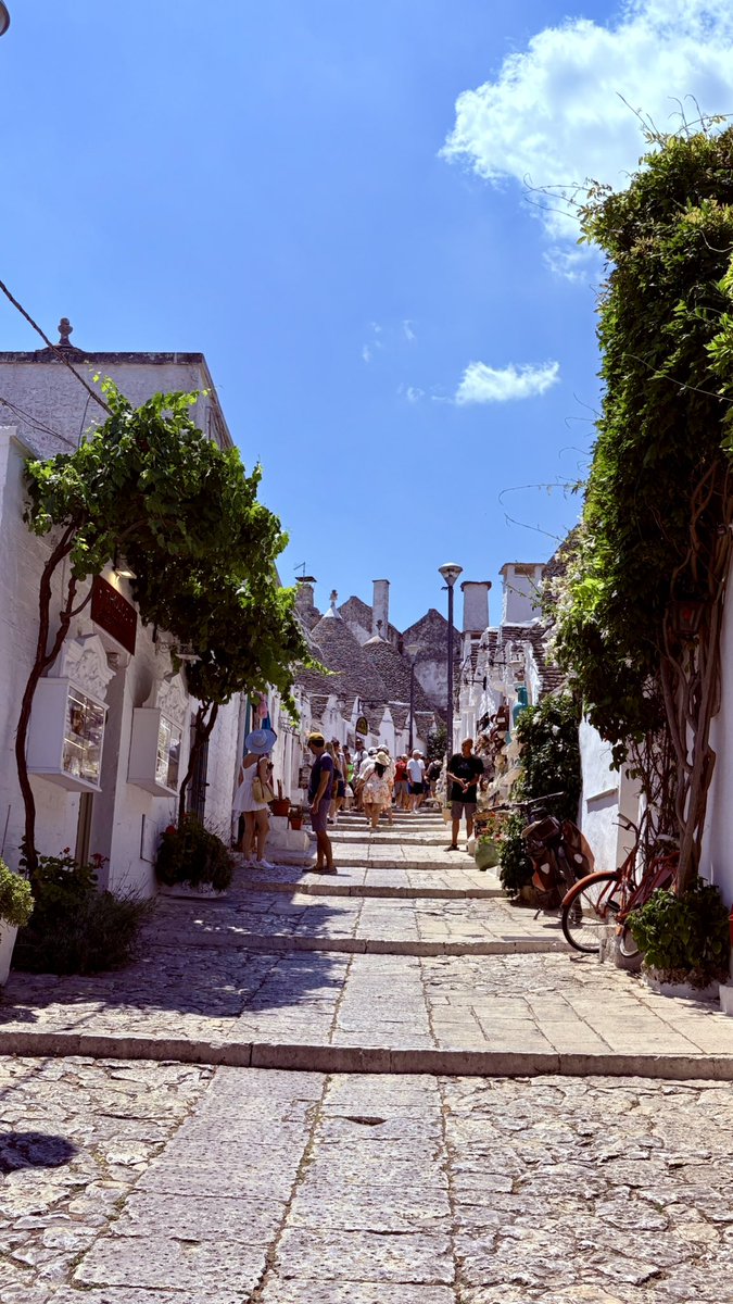 StrengthEwa's tweet image. Italians are proud of their Bellissima Italia, of how beautiful their country is and then treat it like a landfill. Is that not ironic? . Roads lined with garbage, plastic everywhere. Sure, there are some gems here and there, but take a wrong turn and it’s “La Dolce Slum.”