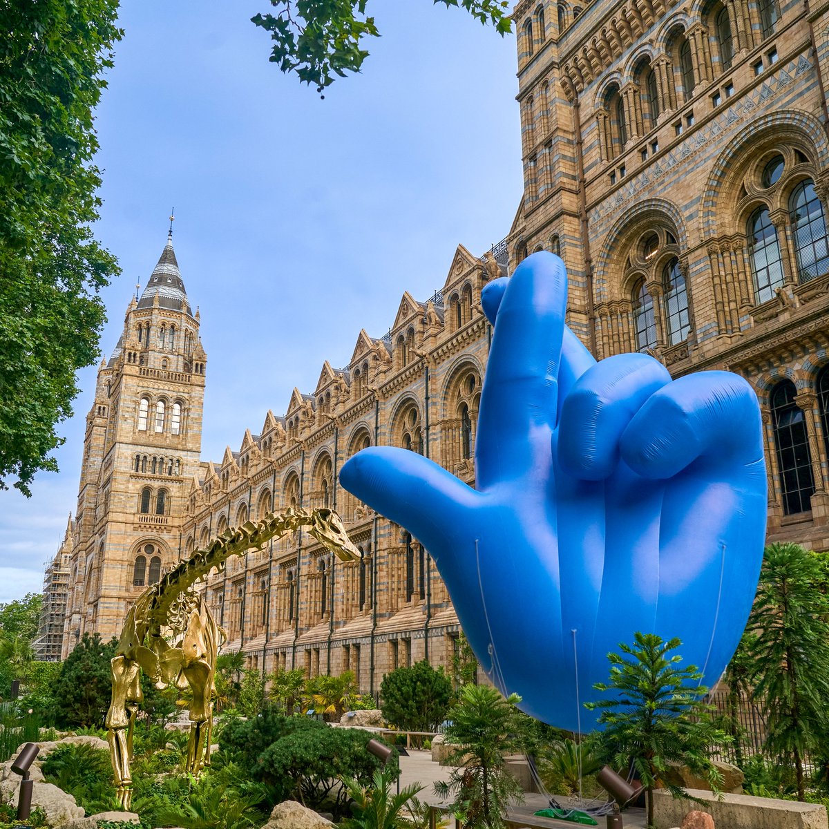 TNLUK's tweet image. We unveiled a series of #FingersCrossed installations at iconic #NationalLottery-funded locations across London. The crossed fingers, a symbol of hope & optimism, are seven-metres tall... That’s one metre for each new millionaire we make on average every week! 🤞