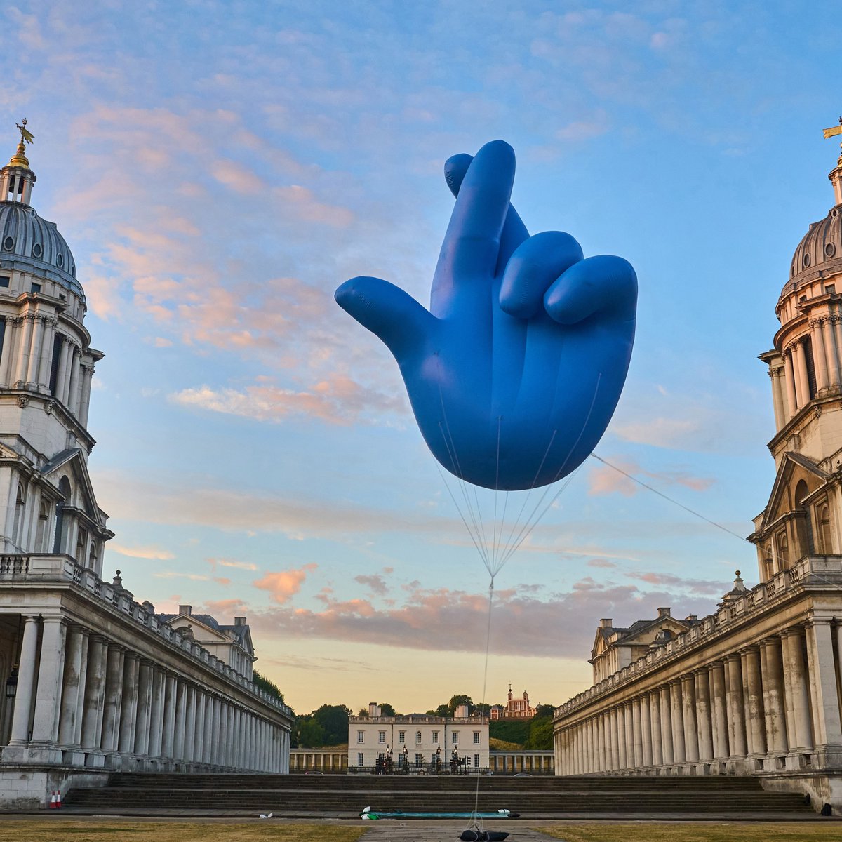 TNLUK's tweet image. We unveiled a series of #FingersCrossed installations at iconic #NationalLottery-funded locations across London. The crossed fingers, a symbol of hope & optimism, are seven-metres tall... That’s one metre for each new millionaire we make on average every week! 🤞