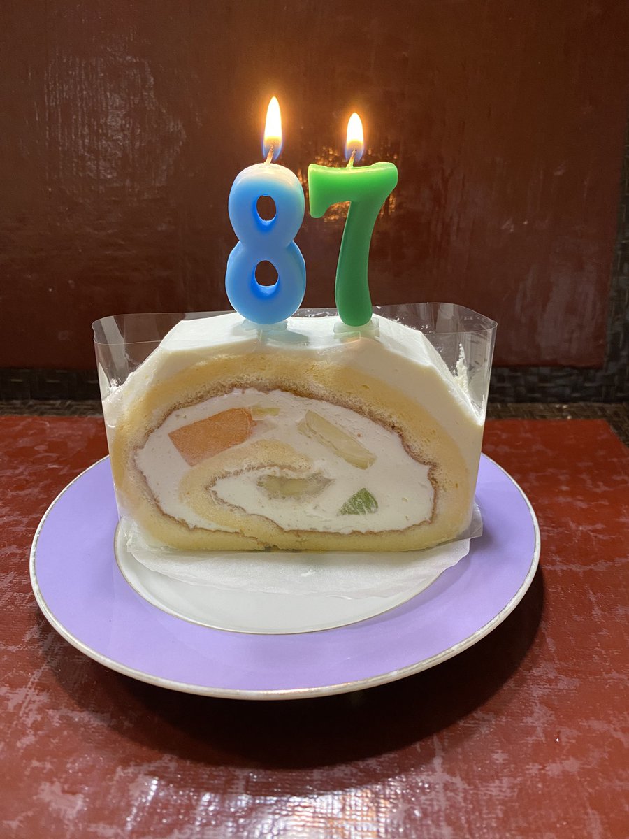 eikieiki1206's tweet image. 今日は父ちゃんの87歳の誕生日🎊おめでとう、長生きありがとう✨そんな日にワイ仕事に体調不良(今は目眩)、旦那さんも体調不良(腰)、今日のところはささやかにお祝い🍰明日の結婚記念日もあやしい😂