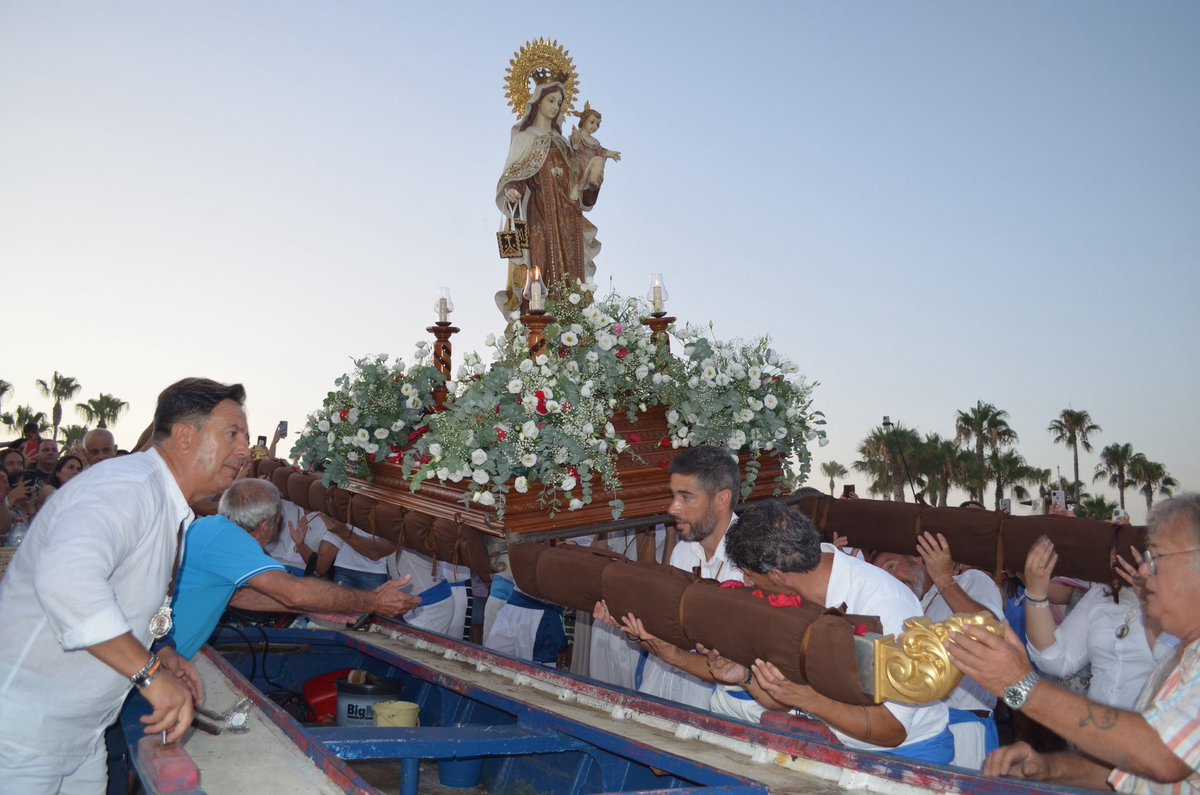 ⚓️ PROCESIÓN DE LA VIRGEN DEL CARMEN 

Como cada 16 de julio, vecin@s y visitantes volvimos a arropar con cariño a la patrona del mar y los marineros

Fue el último #diadelCarmen como párroco de La Cala para Juan Baena. Gracias por todos estos años al servicio de los caleños/as