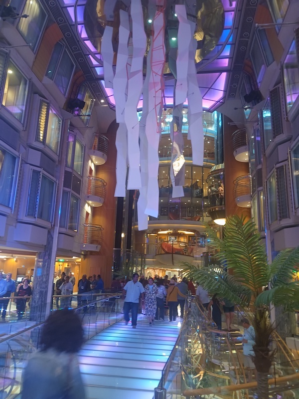 mikeymusto's tweet image. Spectacular stage musicals! An ice show! Endless buffets! And people kissing my ass! Yes, I went on my first cruise and I lived to tell about it. I LOVED it. But wait till I tell you about the nightly "gay mixer". Read more...
chelseacommunitynews.com/2025/07/16/my-…