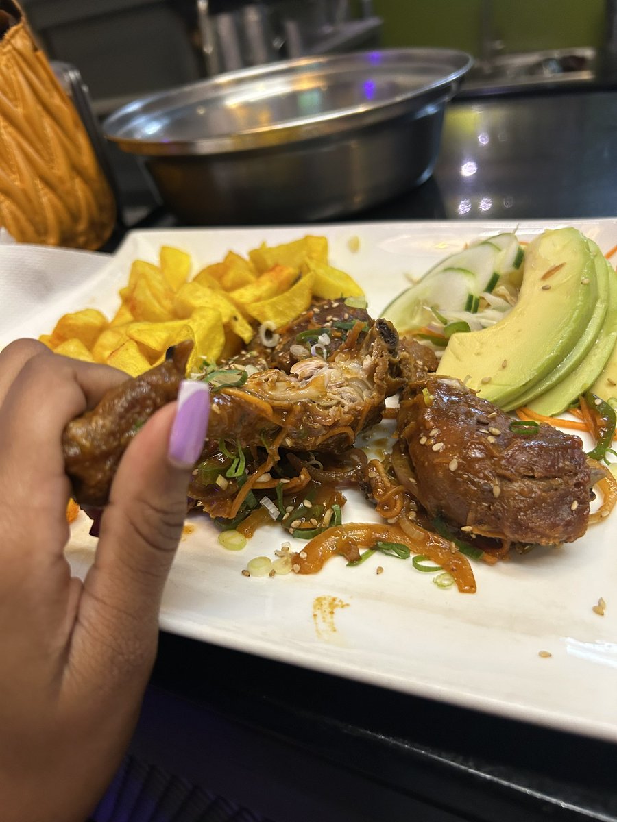 CynthiaZalwango's tweet image. Lunch ku @ShootersBar_Mbr at a discounted price …..
Let me first make nkokoto ( foundation) 
#RnBDiscountThursdays