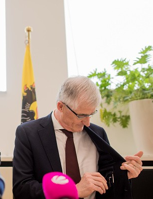 MahieuWerner's tweet photo. Grote graaiers,kleine graaiers en maar lekker graaien.
NVA=Ordinaire dieven.
Bourgeois combineert wedde minister-president met schepenpensioen. https://t.co/R8moPQ9APM