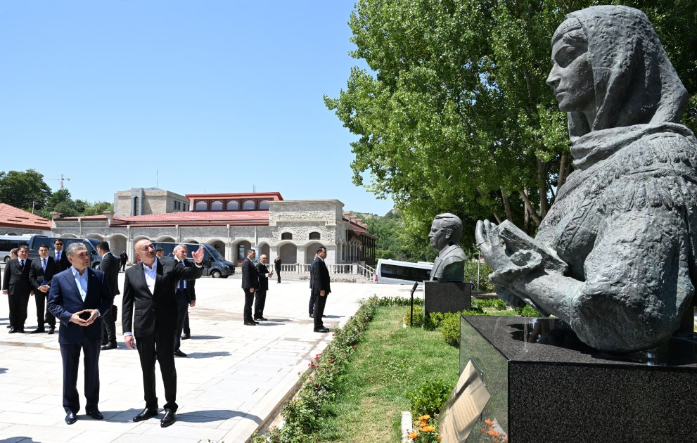 AydinKerimov_Az's tweet photo. Prezident İlham Əliyev və Türkmənistan Xalq Məsləhətinin sədri Şuşada Natəvanın, Bülbülün və Üzeyir Hacıbəylinin gülləbaran edilmiş heykəllərinə baxıblar
#Susha #Şuşa https://t.co/LQQ7iQR3LK
