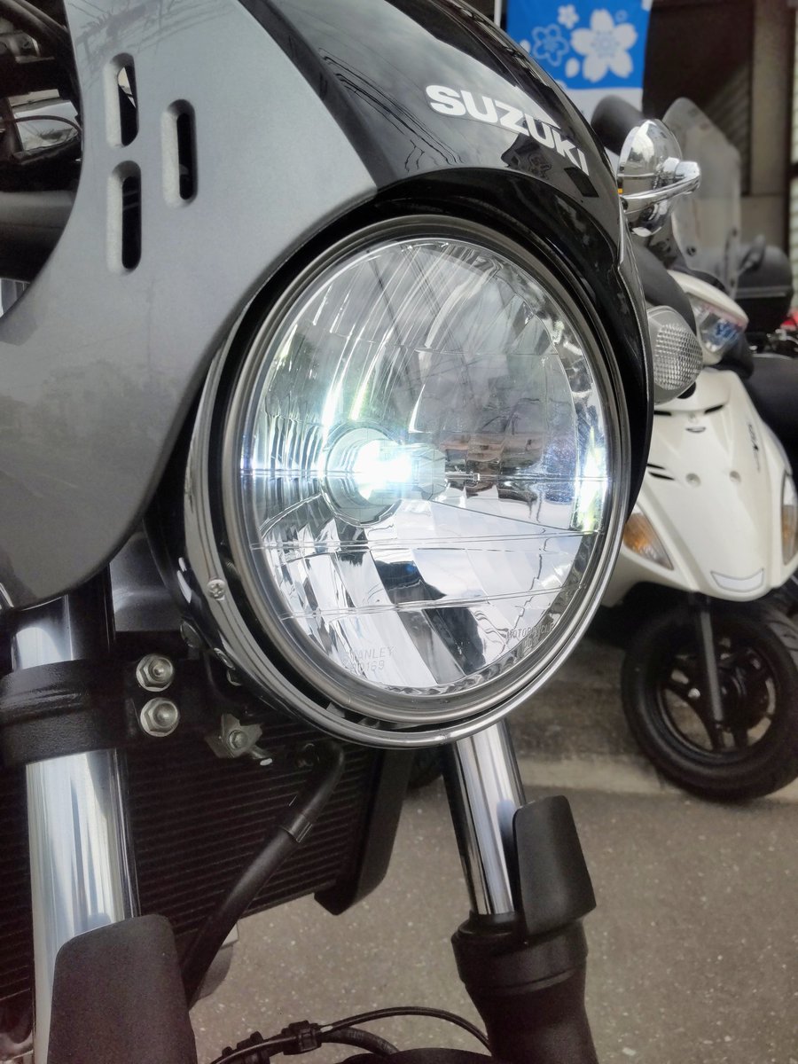 以前中古で販売したSUZUKI【SV650X】にLEDヘッドライトバルブとタンデムバーの取付け依頼🔧
タンデムバーはデイトナのフェンダーレスキットと干渉して取付け出来ず泣く泣くノーマルフェンダーに戻しました😅
M＆Hマツシマの車検対応LEDヘッドライトライトバルブ
ハロゲンに比べくっきりした明るさに💡