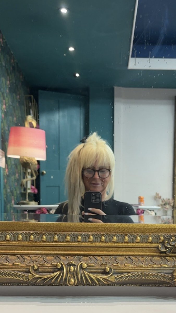 That time again 💇‍♀️be brand new soon 🙌🏻happy Thursday people much love 👋🏻😘#hairday 🥰