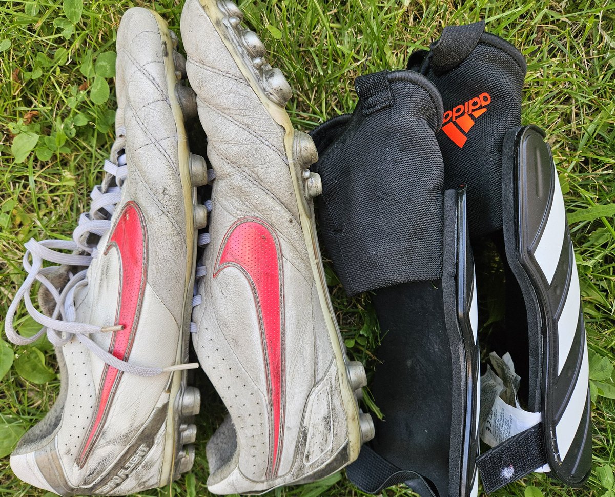 Jos näinä päivinä haluaa ottaa kaiken irti helteestä, niin puolitoista tuntia jalkapalloa sopii tarkoitukseen; vettä kului ja vettä virtasi. Lienee muitakin hyviä hellepäivien puuhia tai tapoja olla puuhaamatta juuri mitään. #helle #jalkapallo