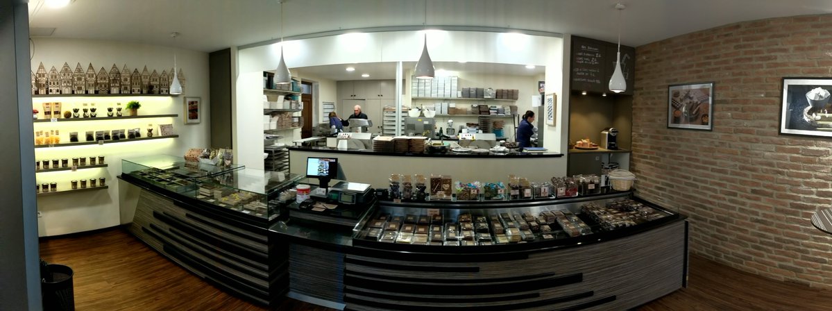 開催中の「ミニチュアチョコレートショップの街」より

ショコラ・ノゼット（Chocolat Noisette）は父から娘へと受け継がれる家族経営のショコラティエ。
アルザスの民族衣装を纏ったくるみ割り人形が来店者を迎えます。オープンアトリエのような店内も素敵！
＃チョコレートミュージアム
＃ミニチュア