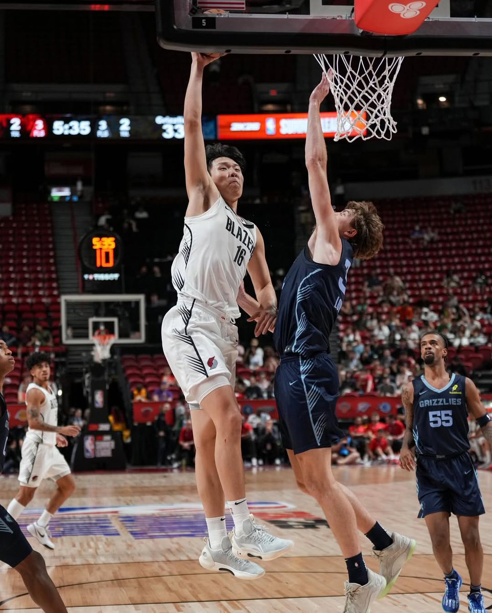Basket_Infos's tweet image. « Chérir chaque minute »
Avec sa vista impressionnante et son jeu à la fois polyvalent et old school, Yang Hansen (20 ans, 2,16 m) a déjà séduit beaucoup de fans à l’occasion de la Summer League de Vegas. Le Chinois, installé loin dans les gradins au Barclays Center, avait été…