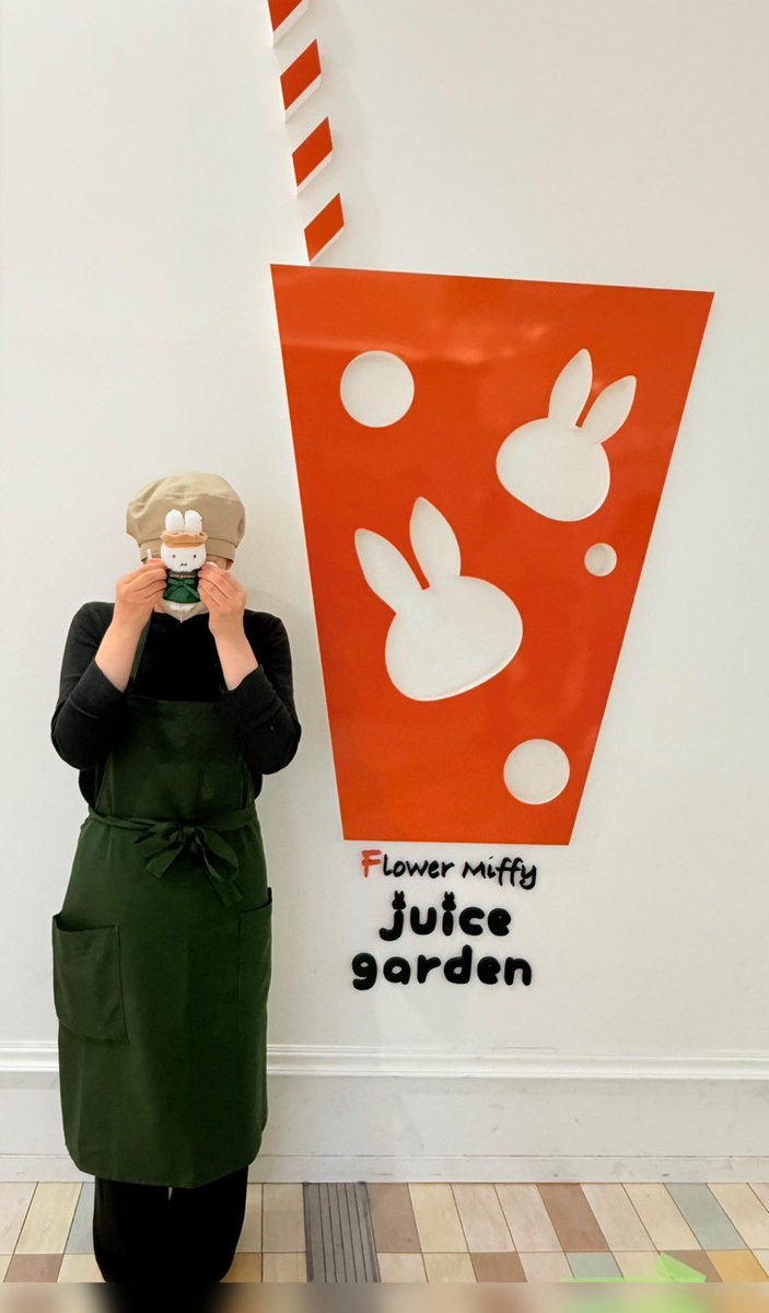 FlowerMiffy's tweet image. 明日発売
🍹ジュースガーデン限定ほわほわマスコット　税込¥3,740
スタッフのユニフォームをイメージした
ジュースガーデンだけのほわほわマスコットが登場します。ジュースガーデンロゴのドリンクを手に持っているのもワンポイントです☆

取り扱い店舗
サンシャインシティアルパB1階
浅草
天王寺ミオ