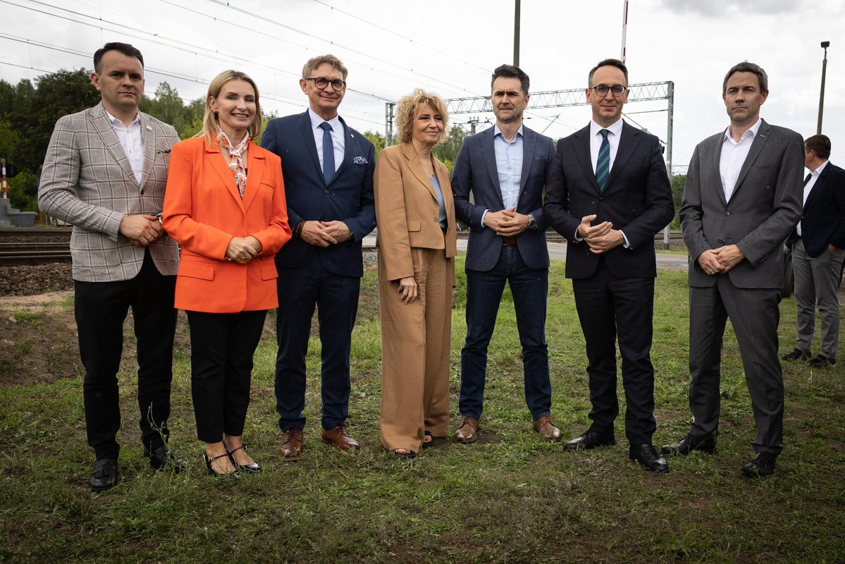 DariuszKlimczak's tweet image. 🚦 W Łodzi, na ulicy Malowniczej, gdzie już wkrótce powstanie nowe bezkolizyjne skrzyżowanie ogłosiliśmy listę zadań zakwalifikowanych do realizacji w ramach ogólnopolskiego programu poprawy bezpieczeństwa na przejazdach kolejowo-drogowych.
To część szeroko zakrojonego projektu…