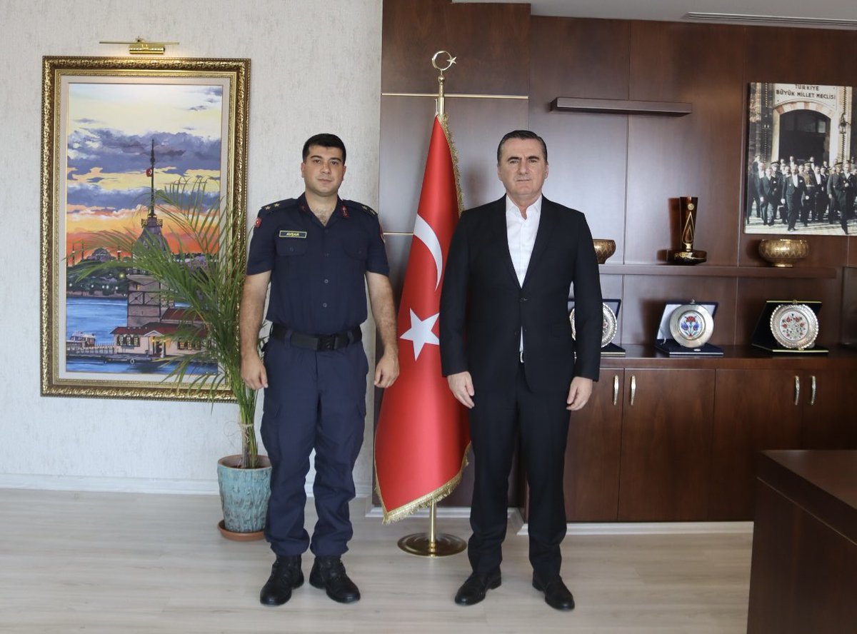 Pendik ilçemizde bulunan Kartal Cezaevi Jandarma Bölük Komutanlığı’na atanan Jandarma Üsteğmen Mustafa Avşar, Kaymakamımız Mehmet Yıldız’a ziyarette bulundu.