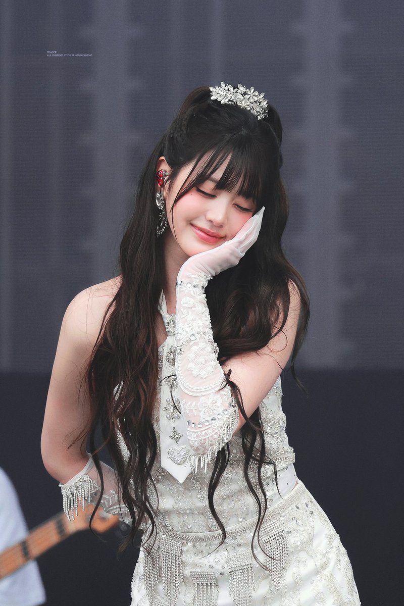 ────୨ৎ────

Born to rule 𝒉𝒆𝒂𝒓𝒕𝒔 and wear 𝒔𝒑𝒂𝒓𝒌𝒍𝒆𝒔 ⋆. 𐙚 ˚
ᅠ