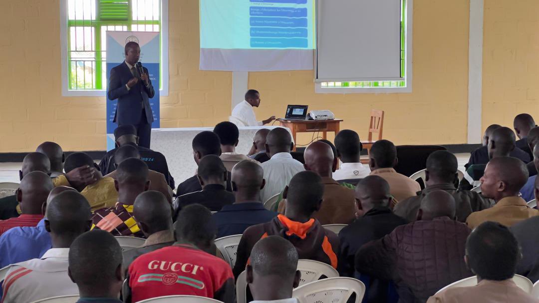 Radiotv10rwanda's tweet photo. Abayobozi ba @KarongiDistr n'abo mu nzego z'ibanze kugeza kuri bamudugudu bo mu mirenge 5 bateraniye mu murenge wa Gashali  mu nama mpuzabikorwa ifite insanganyamatsiko ya “Hinduka wigire” , ahari gusesengurirwa bimwe mu bibazo bikigaragara birimo umwanda, ubukene,abana bata ishuli n'amakimbirane mu ngo kugira ngo bishakirwe umuti. @RwandaLocalGov