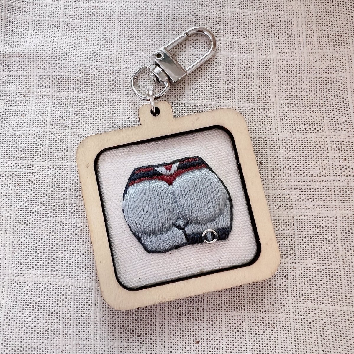 8月webイベで頒布するハンドメイドは
ぷくぷくおしりチャームです🧵🪡！
度々はみ出してしまっているリ殿のお尻に思いを馳せて作りました。
(刺繍35mmくらい、全体50×50mm)
いつも通りおしり部分はぷっくり立体的になっています🍑
台紙にびっくりヌさんがいるヌヴィリオ仕様にしましたへへっ…！