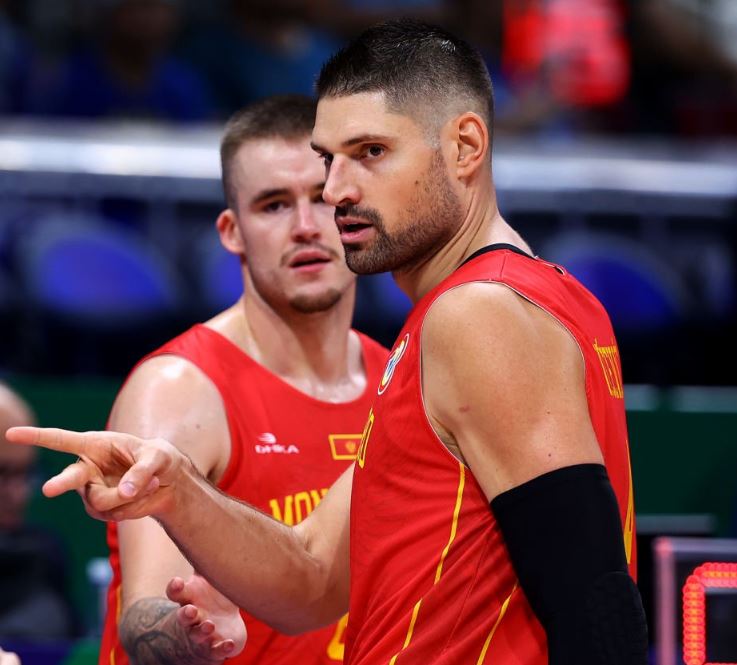 Basket_Infos's tweet image. 🇲🇪 Clap de fin pour Nikola Vucevic ?
L’intérieur des Bulls, 35 ans au mois d'octobre, devrait prendre sa retraite internationale cet été :
« Après l’Euro, ce sera terminé je pense. Je vais tout donner, kiffer, et essayer d’aller chercher le meilleur résultat possible. J’entre…