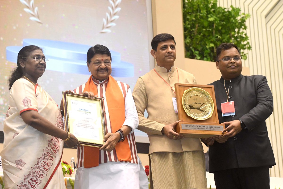 rashtrapatibhvn's tweet image. President Droupadi Murmu presented Swachh Survekshan awards at a function organized by the Ministry of Housing and Urban Affairs in New Delhi. The President said that the first and most important step in the waste management value chain is source segregation. All stakeholders and…
