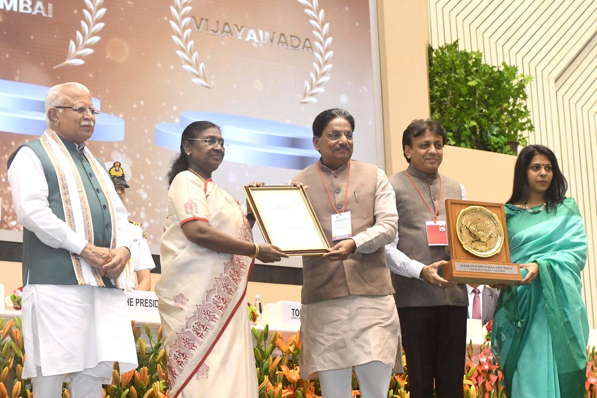 rashtrapatibhvn's tweet image. President Droupadi Murmu presented Swachh Survekshan awards at a function organized by the Ministry of Housing and Urban Affairs in New Delhi. The President said that the first and most important step in the waste management value chain is source segregation. All stakeholders and…