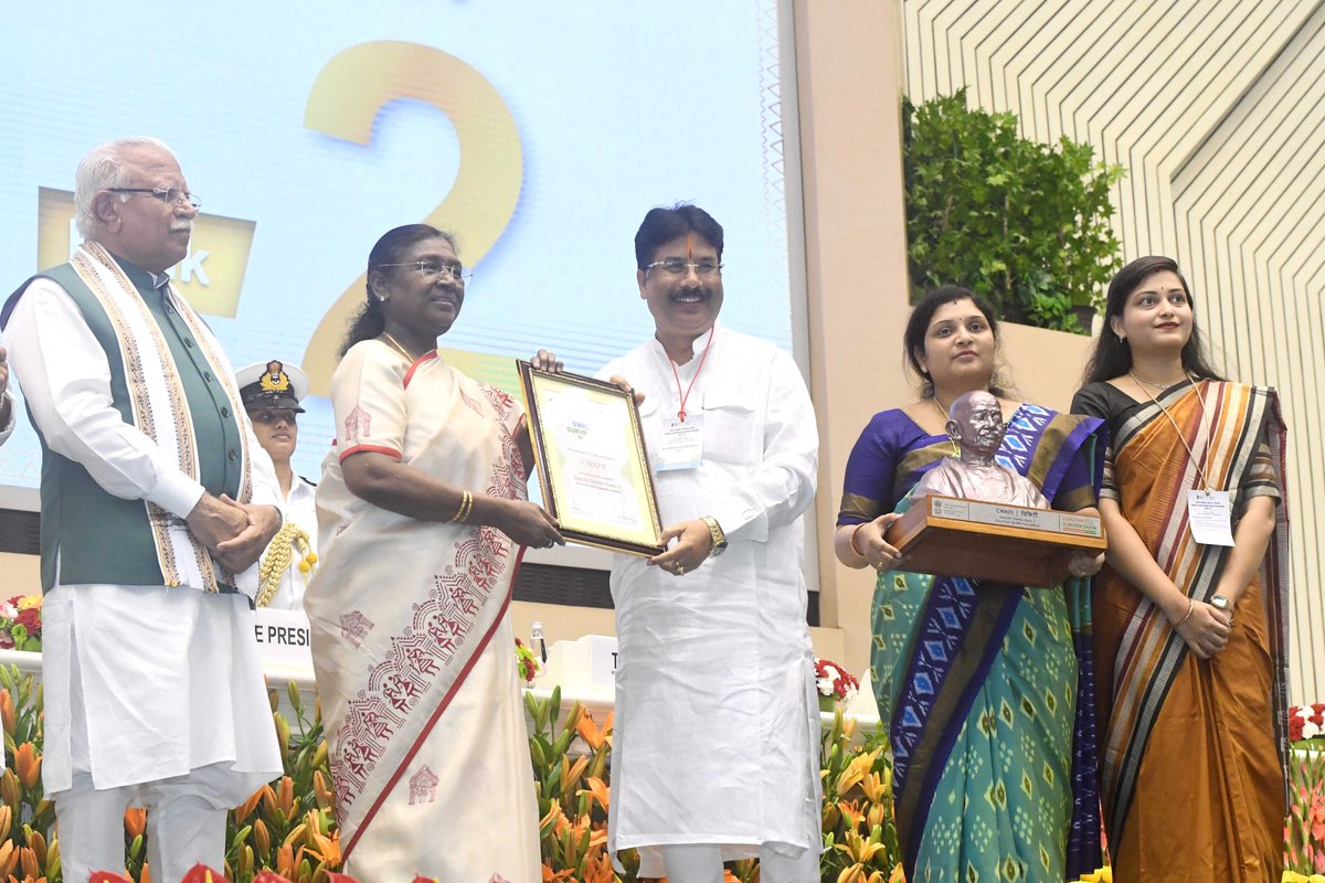 rashtrapatibhvn's tweet image. President Droupadi Murmu presented Swachh Survekshan awards at a function organized by the Ministry of Housing and Urban Affairs in New Delhi. The President said that the first and most important step in the waste management value chain is source segregation. All stakeholders and…