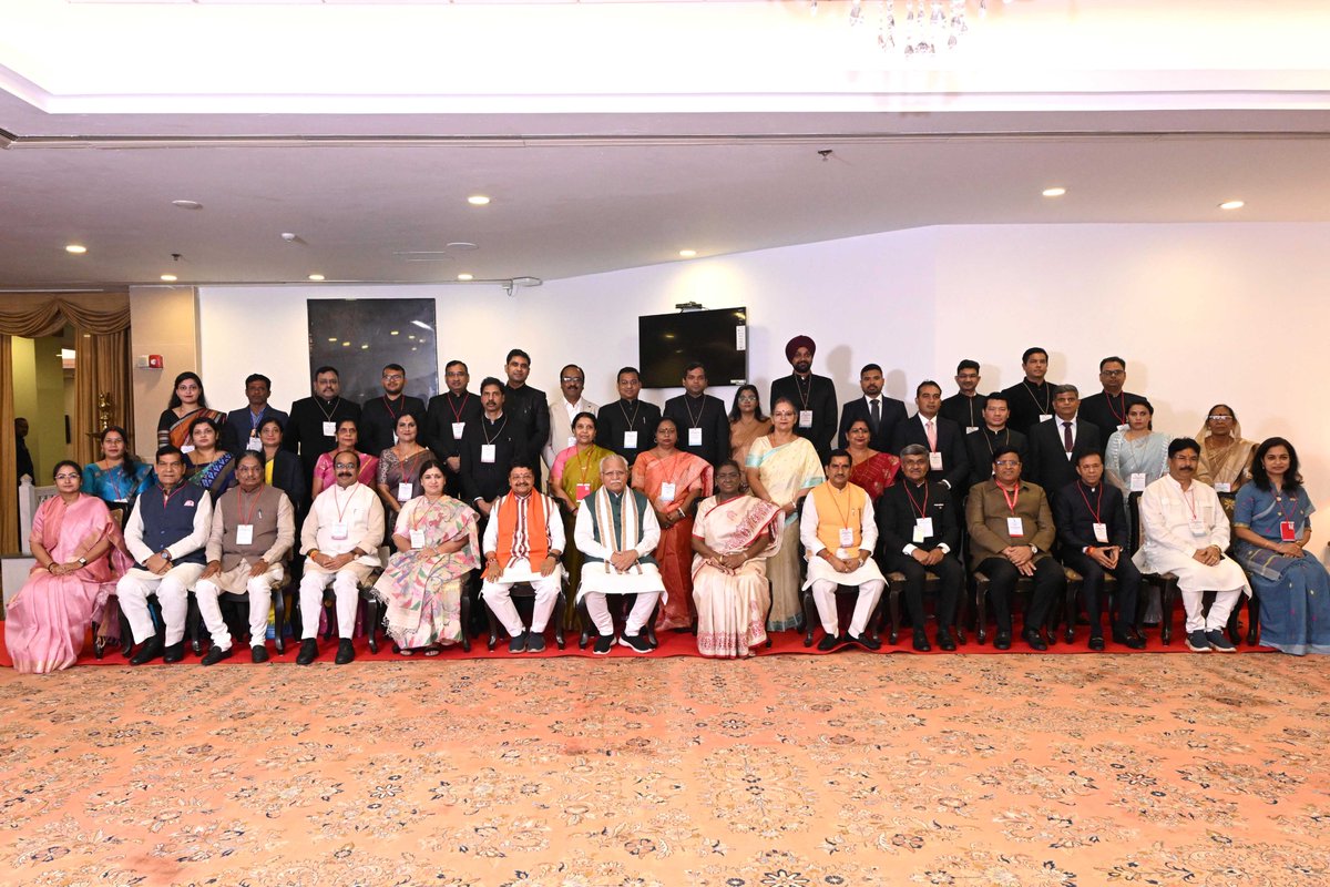rashtrapatibhvn's tweet image. President Droupadi Murmu presented Swachh Survekshan awards at a function organized by the Ministry of Housing and Urban Affairs in New Delhi. The President said that the first and most important step in the waste management value chain is source segregation. All stakeholders and…