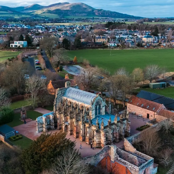 1/ 🕍 Rosslyn Chapel – Scotland’s Stone Enigma
📍Midlothian, Scotland | Founded in 1446

Famed for its intricate stone carvings, mystical symbols &amp; links to the Knights Templar, this 15th-century chapel is a marvel of Late Gothic craftsmanship

Let’s explore 🧵 👇