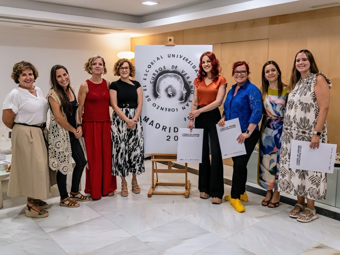 Astro_SaraG's tweet image. #Divulgar es más que contar algo. Es traducir, con transparencia y honestidad, ideas complejas en mensajes claros.
Divulgar es nuestra responsabilidad, porque lo que no se comprende no se comparte, y lo que no se comparte no transforma.
tribuna.ucm.es/news/sara-garc…