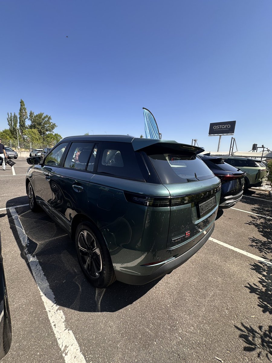 Omoda y Jaecoo nos han dado hoy muchos datos y nos han dejado mirar, por primera vez en España, el Omoda 5 híbrido y el Jaecoo 5 (gasolina, híbrido y EV).  Mismo motor, batería y tecnología híbrida que la otra marca con tecnología Chery en España, la del Ebro S400. 
Pero hay una